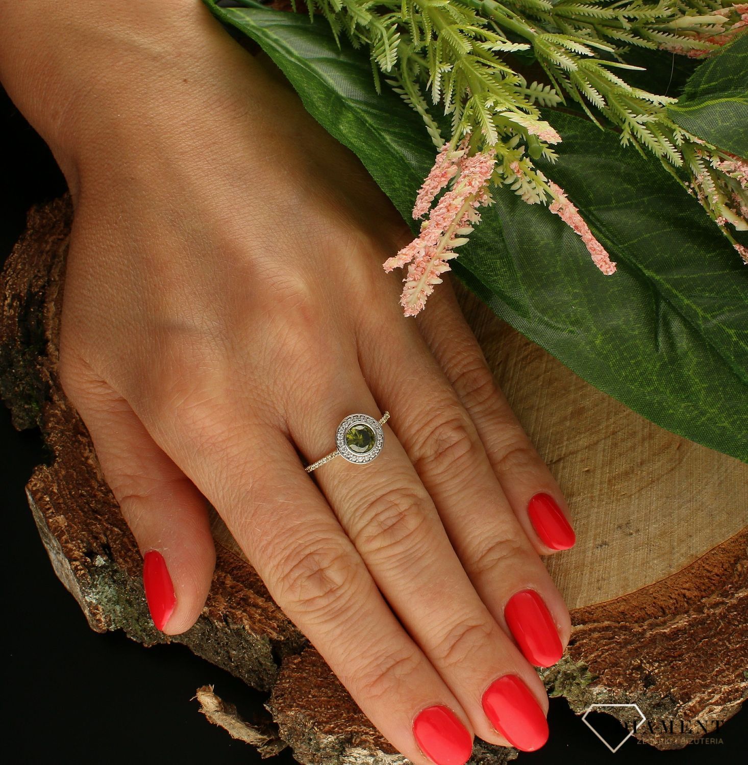 Złoty pierścionek 585 z oliwinem i cyrkoniami PI 3548G. Pierścionek został wykonany z najwyższej jakości złota próby 333. Waga pierścionka wynosi około 1,52 gram. Pierścionek został ozdobiony kamieniami naturalnymi o modnym .jpg